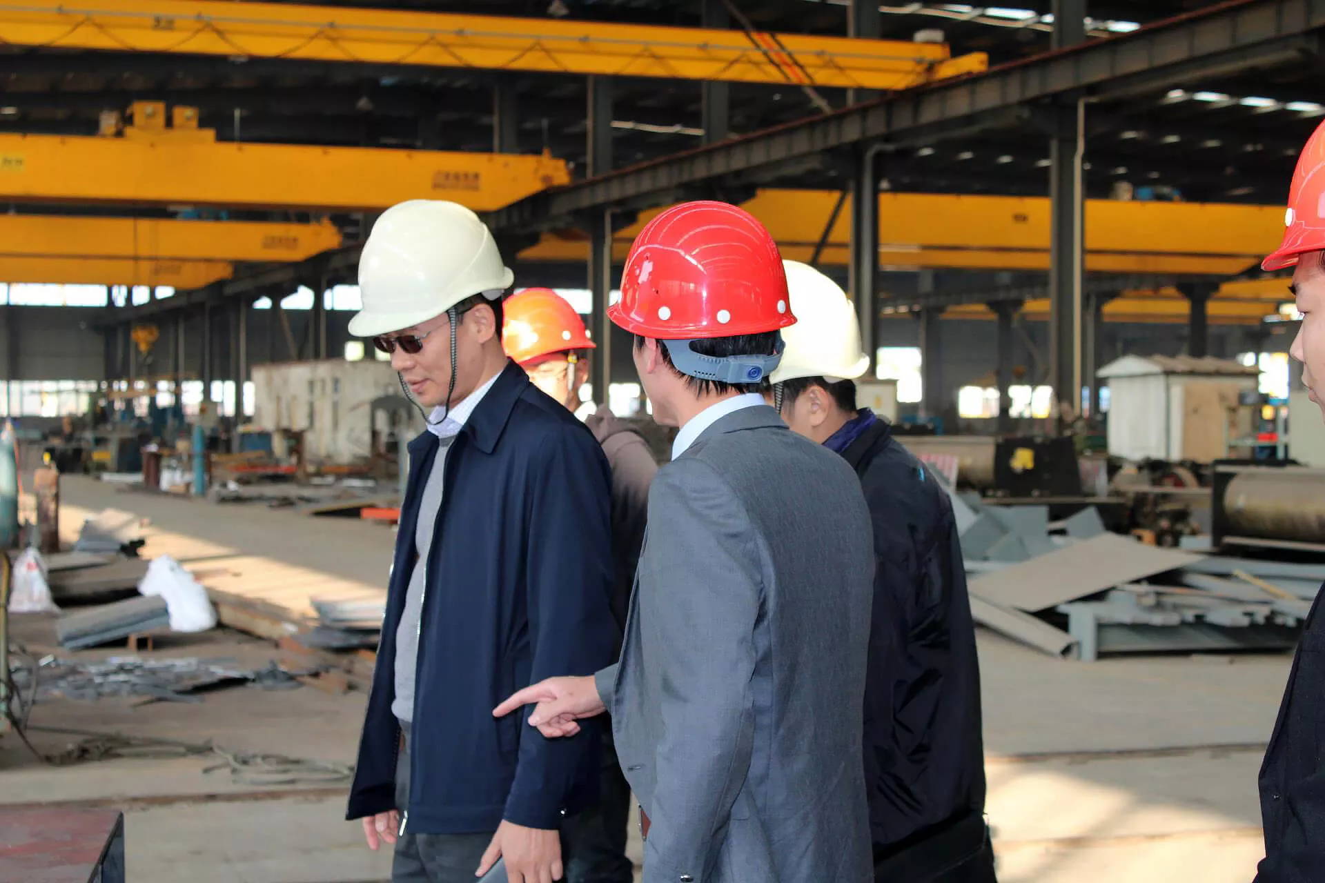 Vietnamese customers are inspecting the workshop